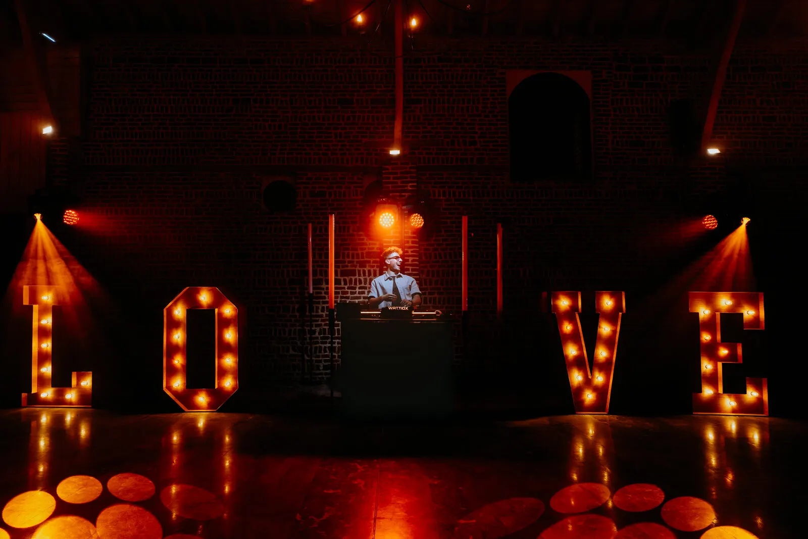 Hugo aux platines devant la piste